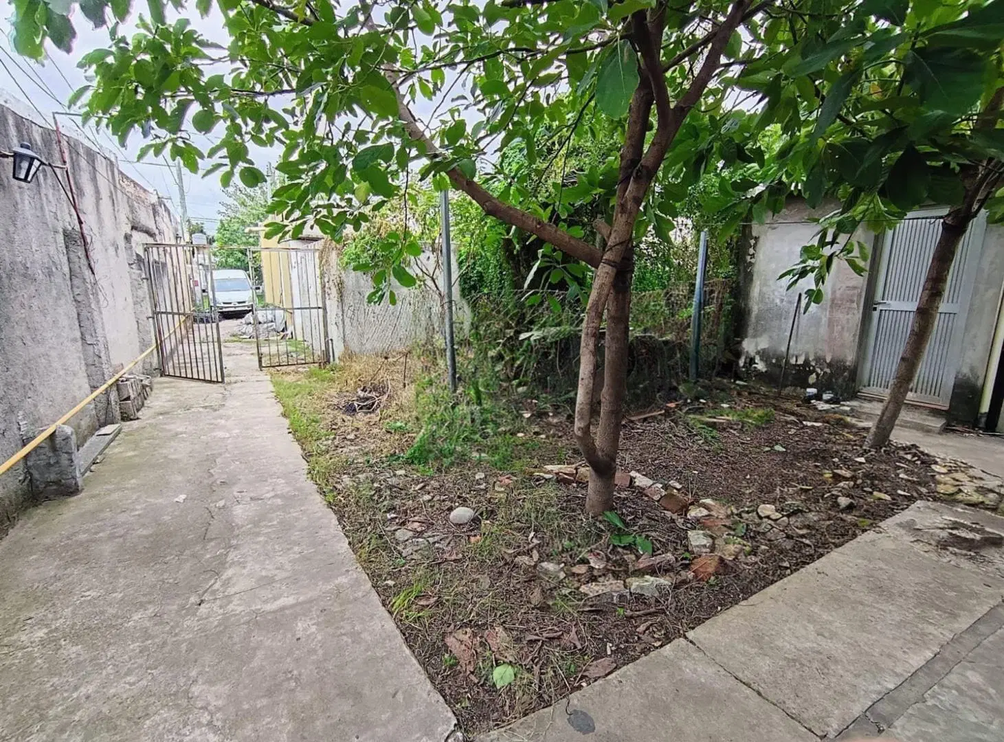 LOTE EN VENTA CON 2 PROPIEDADES A RECICLAR QUILMES 5