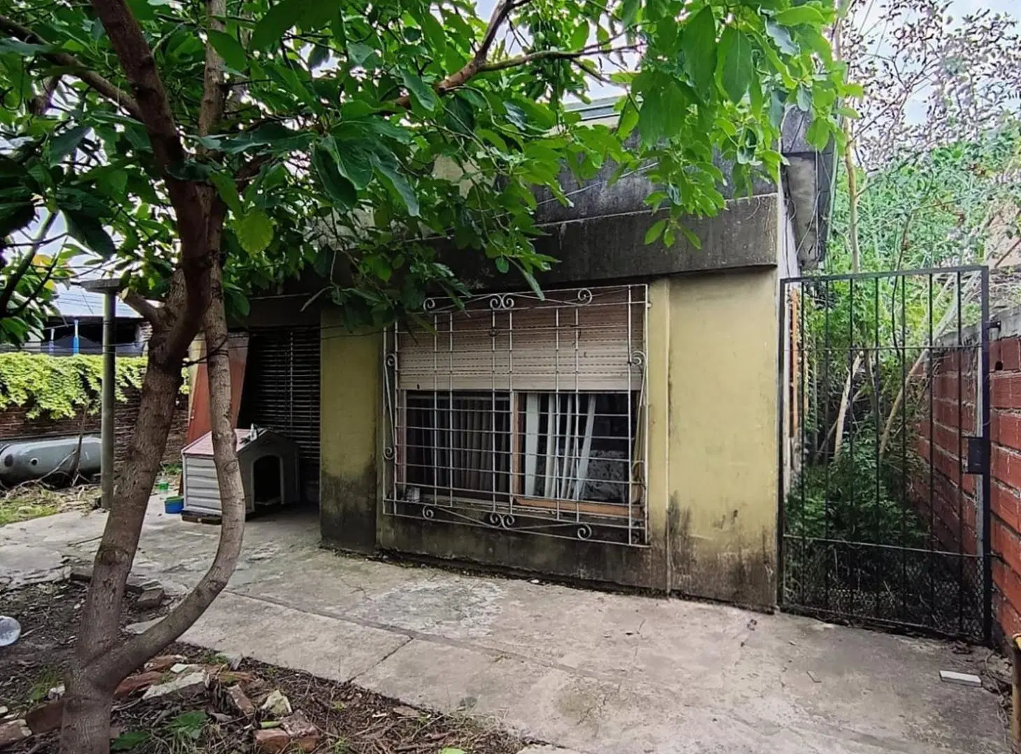 LOTE EN VENTA CON 2 PROPIEDADES A RECICLAR QUILMES 3