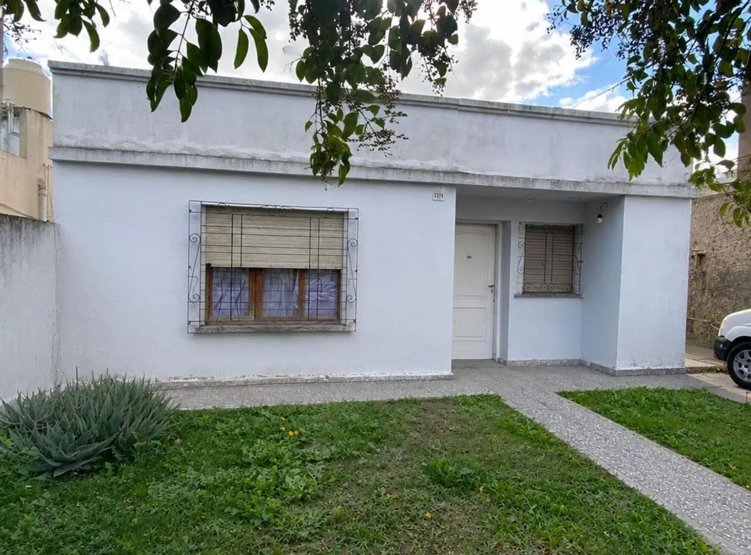 LOTE EN VENTA CON 2 PROPIEDADES A RECICLAR QUILMES 2