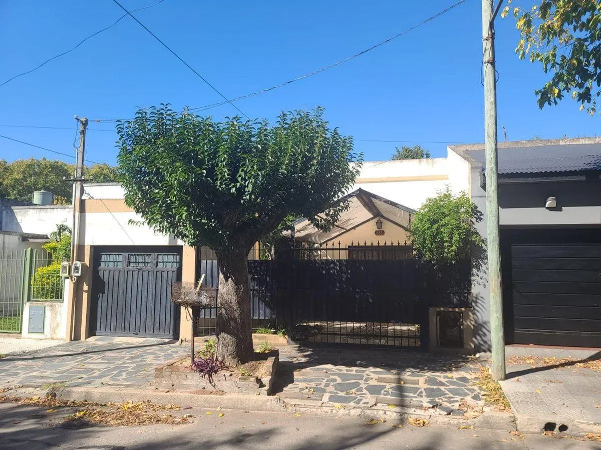 VENTA CASA 3 AMBIENTES CON COCHERA EN QUILMES 3