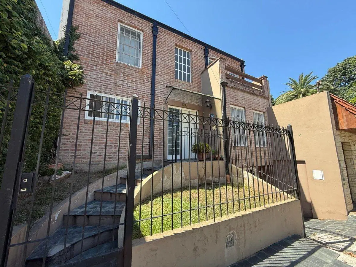 VENTA CASA 4 AMBIENTES COCHERA  PATIO BERNAL 2