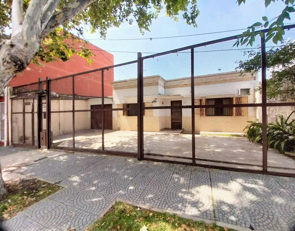 VENTA CASA 4 AMB CON PATIO Y COCHERA QUILMES 5