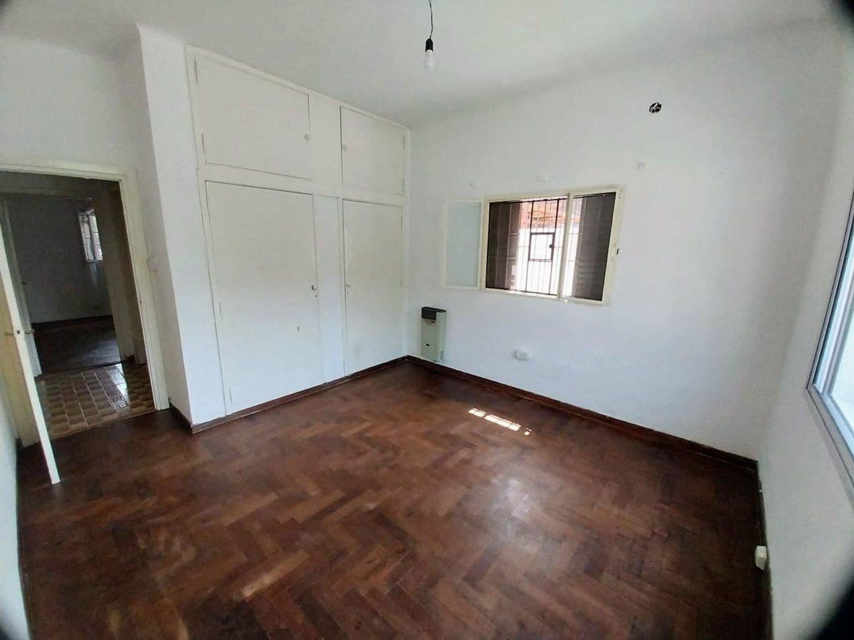 VENTA CASA 4 AMB CON PATIO Y COCHERA QUILMES