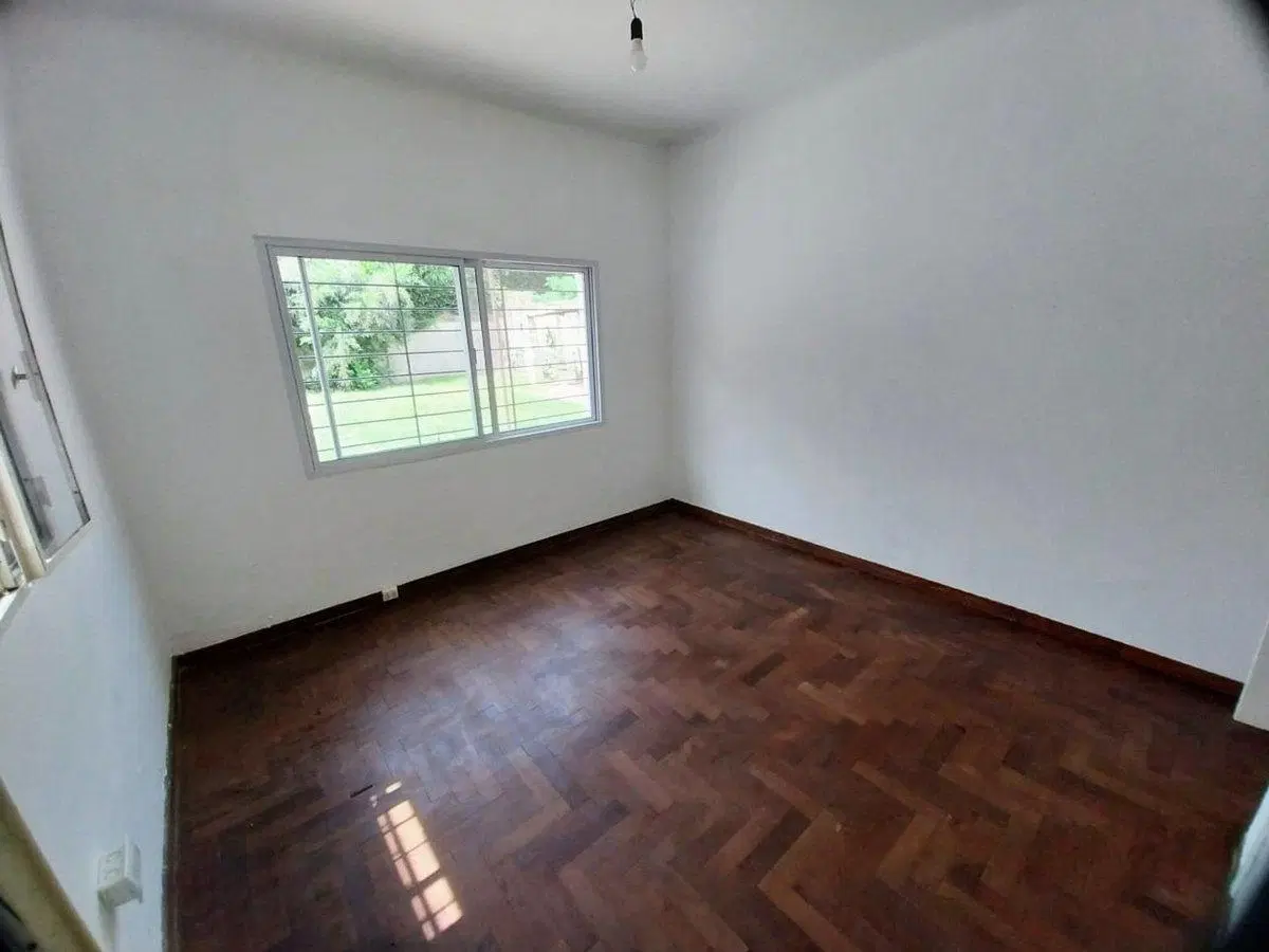 VENTA CASA 4 AMB CON PATIO Y COCHERA QUILMES 8