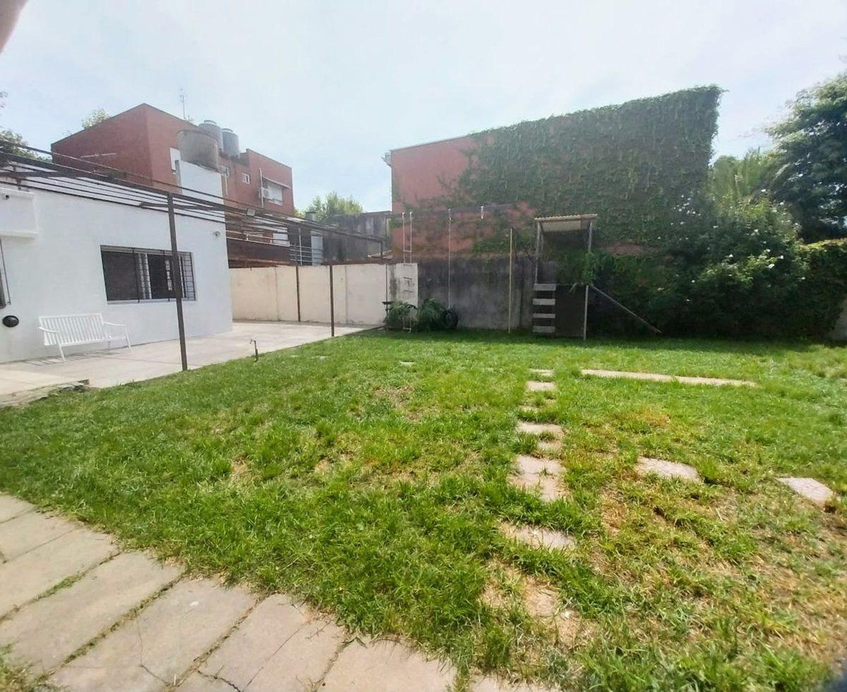 VENTA CASA 4 AMB CON PATIO Y COCHERA QUILMES