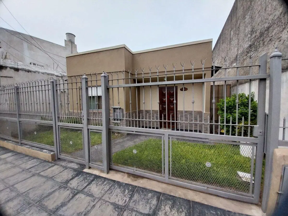 VENTA CASA 4 AMB CON PATIO Y JARDIN - QUILMES ESTE 2