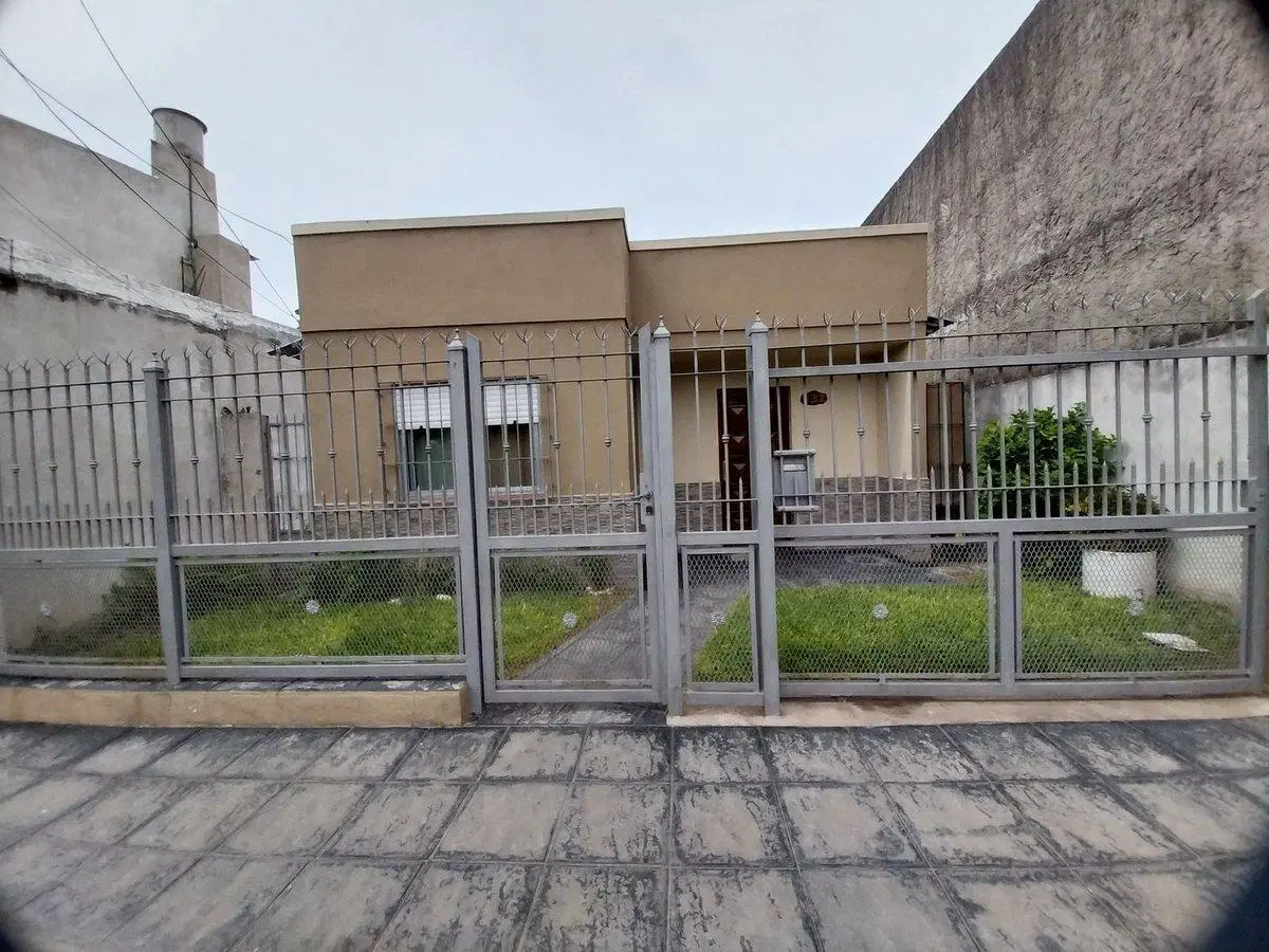 VENTA CASA 4 AMB CON PATIO Y JARDIN - QUILMES ESTE 3