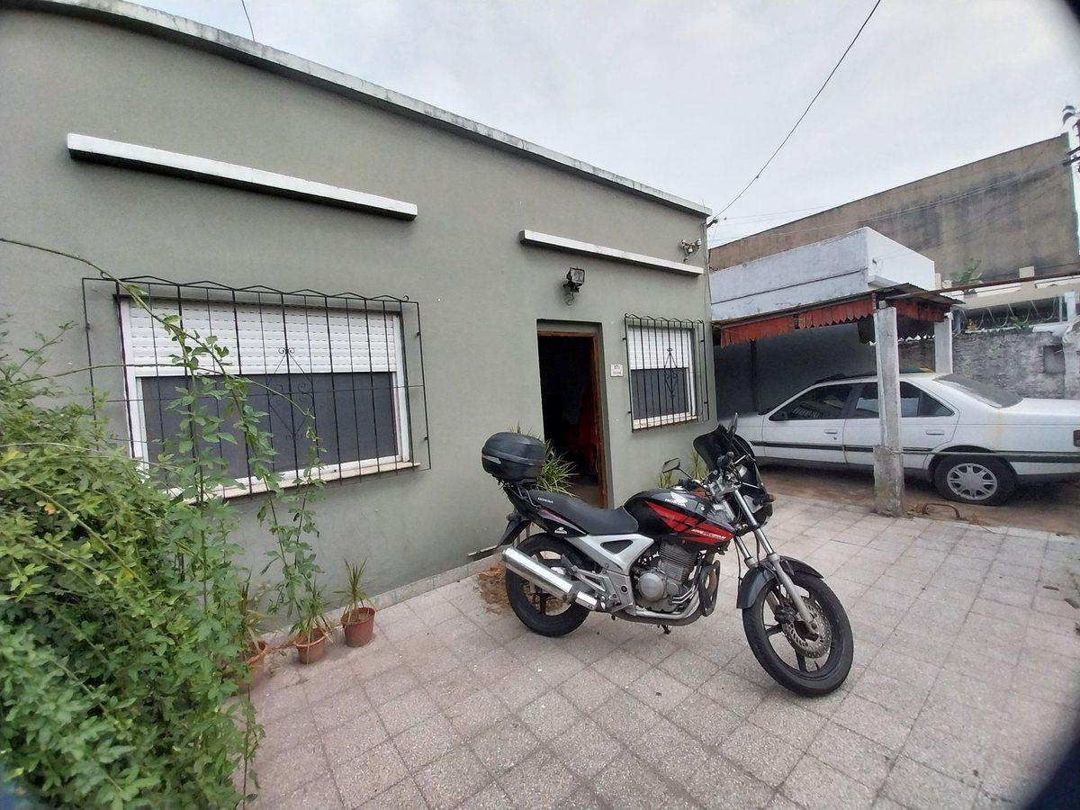 VENTA CASA 3 AMBIENTES CON PATIO - QUILMES OESTE
