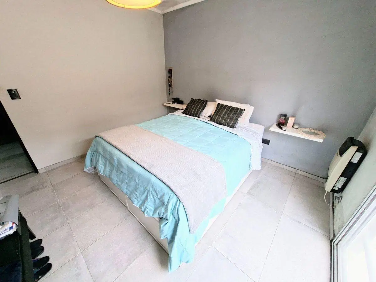 VENTA CASA 3 AMB CON PATIO Y QUINCHO, BOSQUES 2