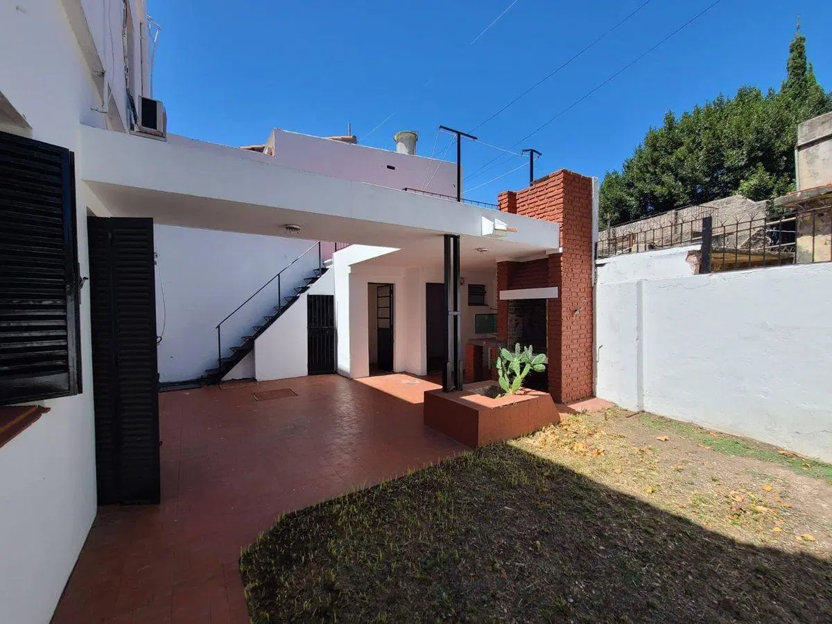 CASA 5 AMBIENTES EN BERNAL CENTRO EN VENTA 3