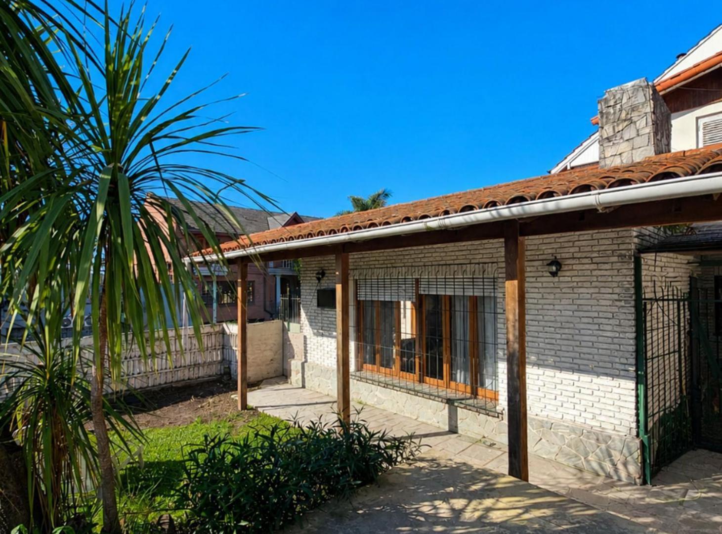 CASA 3 AMBIENTES CON COCHERA EN VENTA