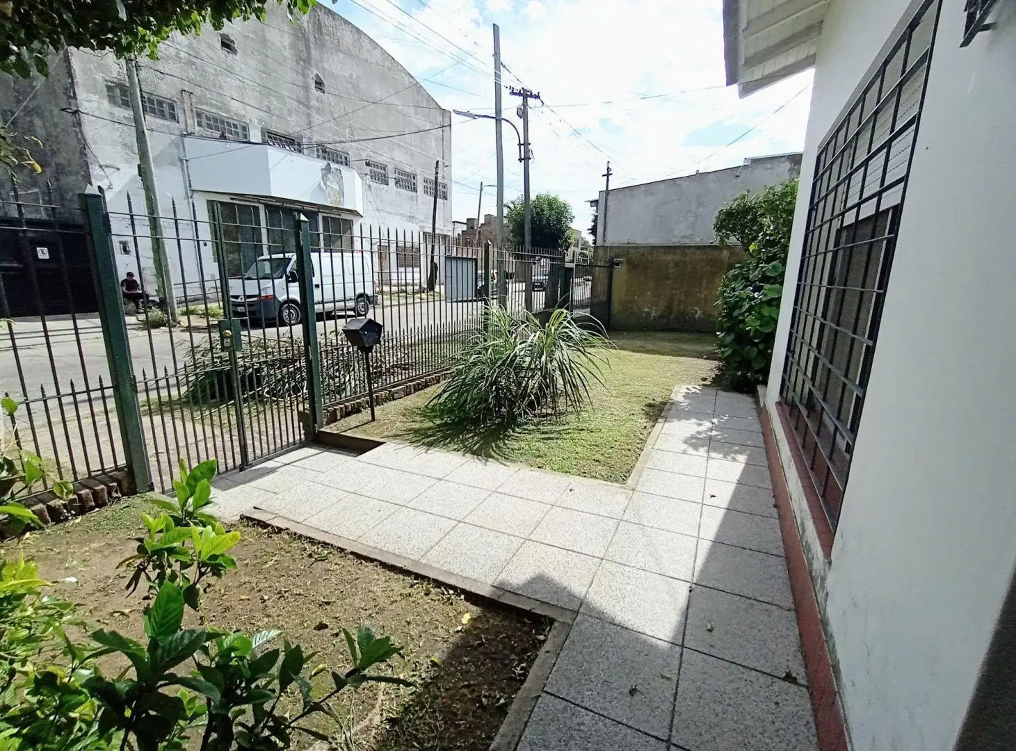 VENTA CASA 4 AMB CON LOTE DE 600 MTS, QUILMES ESTE 5