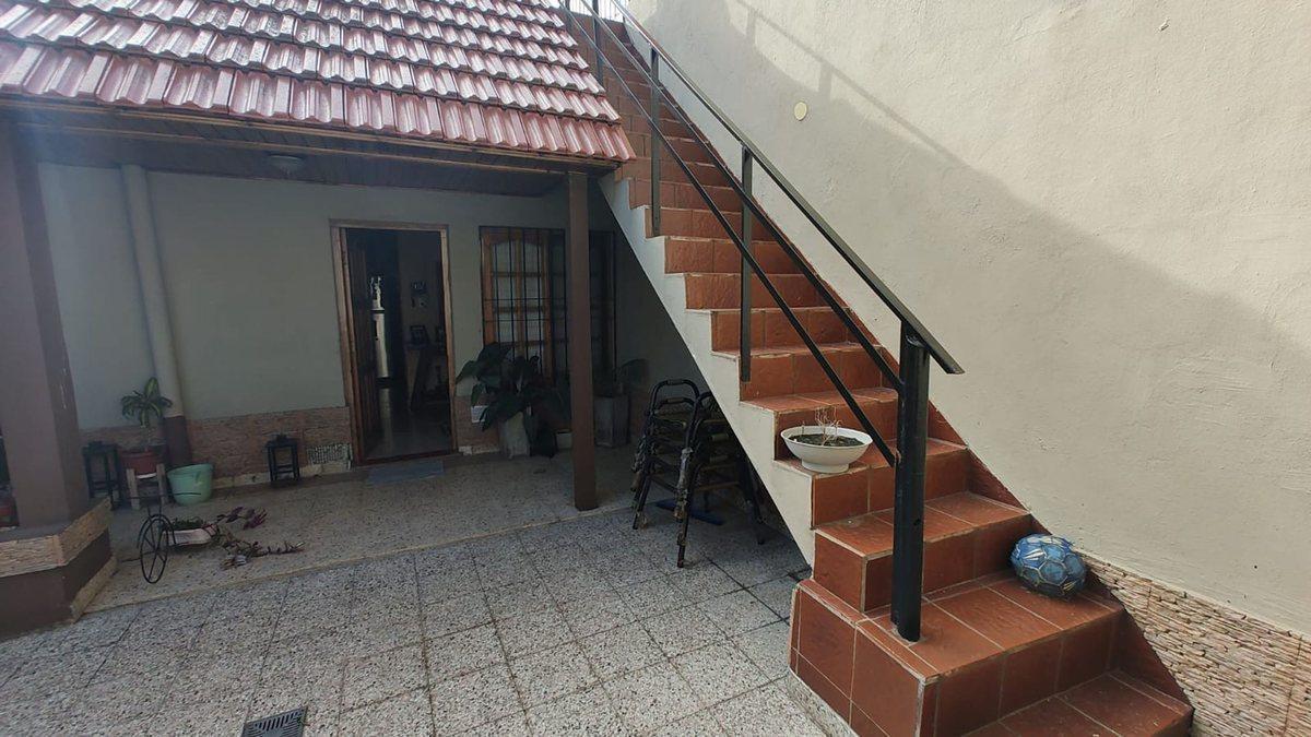 Foto de VENTA CASA 4 AMB CON COCHERA, JARDIN Y TERRAZA., imagen 1
