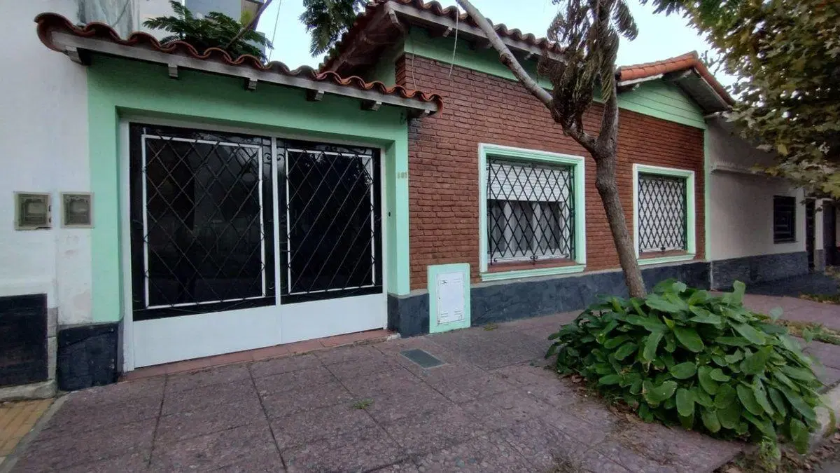 Venta casa 3 ambientes c/ cochera en Bernal centro 4