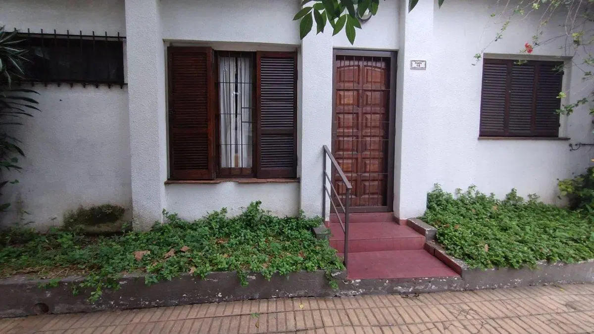 Venta casa 3 ambientes con jardín en Bernal 2