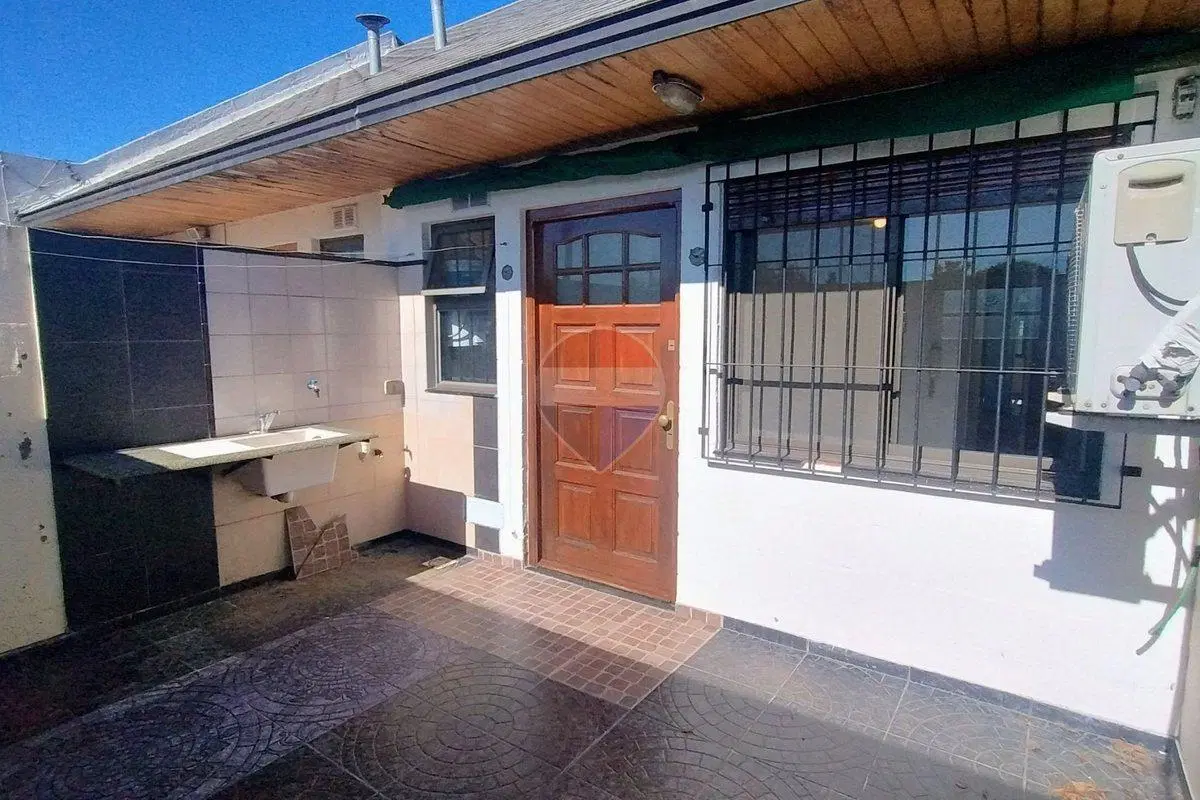 Departamento en Quilmes con cochera y patio propio 2