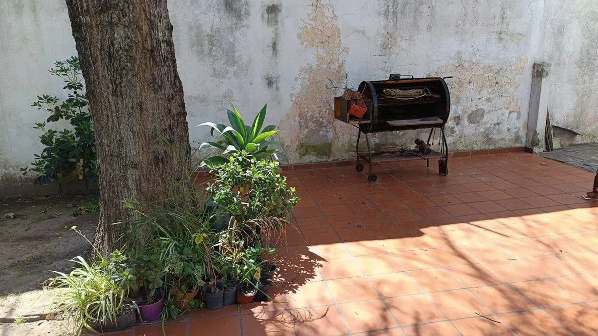 VENTA CASA 4 AMBIENTES EN BERNAL CON AMPLIO LOTE 2