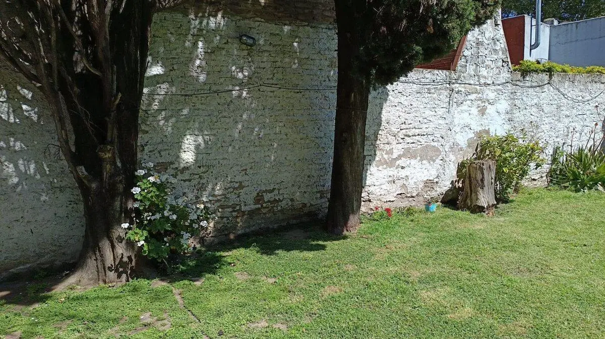 VENTA CASA 4 AMBIENTES EN BERNAL CON AMPLIO LOTE 8