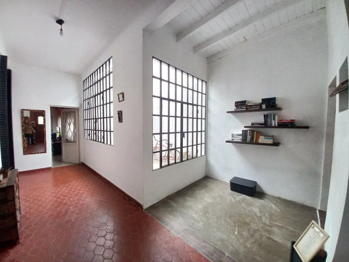 VENTA CASA 4 AMBIENTES EN BERNAL CON AMPLIO LOTE 5
