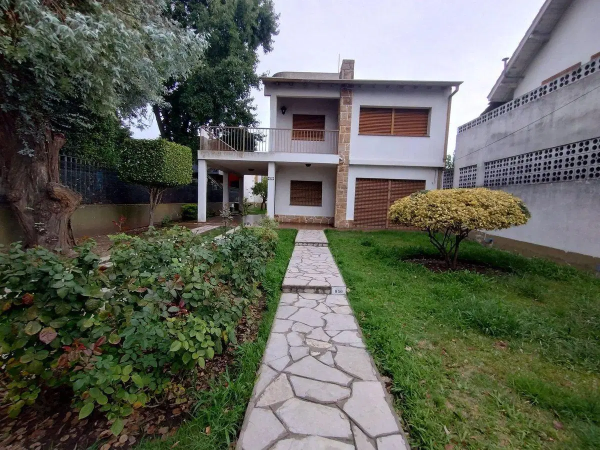 Casa 5  ambientes en venta con cochera en Bernal 4