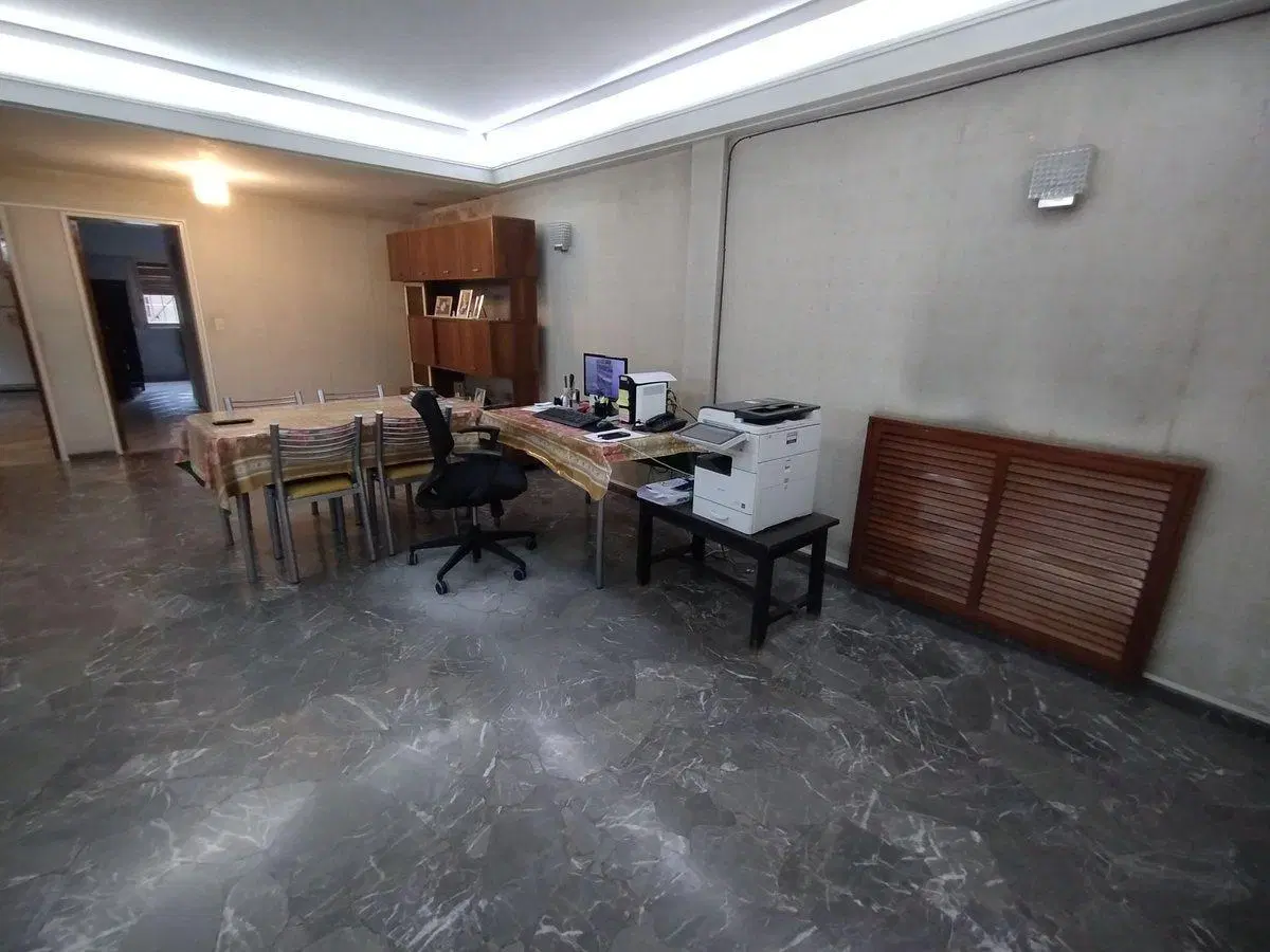 Casa 5  ambientes en venta con cochera en Bernal 2