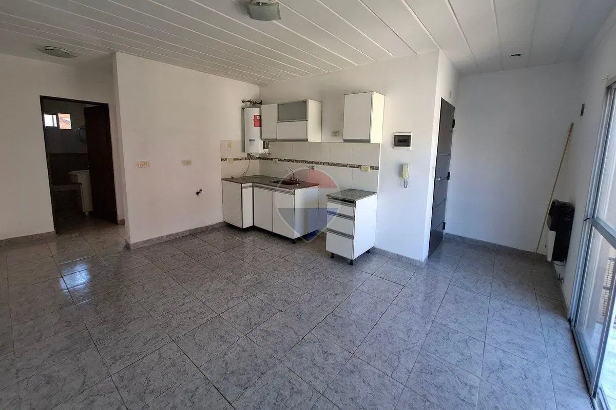 VENTA SEMIPISO 2 AMBIENTES CON COCHERA QUILMES 4