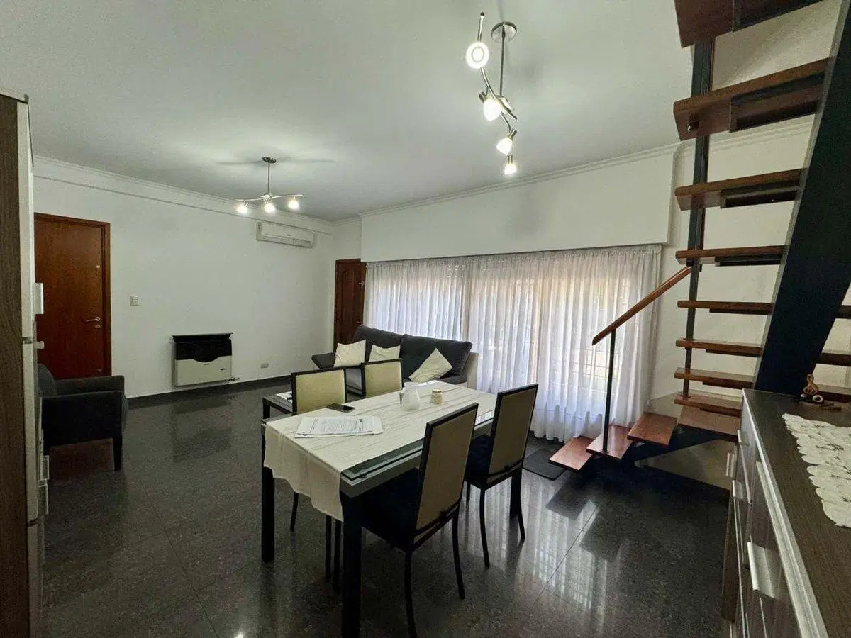 VENTA CASA 4 AMBIENTES , JARDIN Y GARAGE BERNAL 2