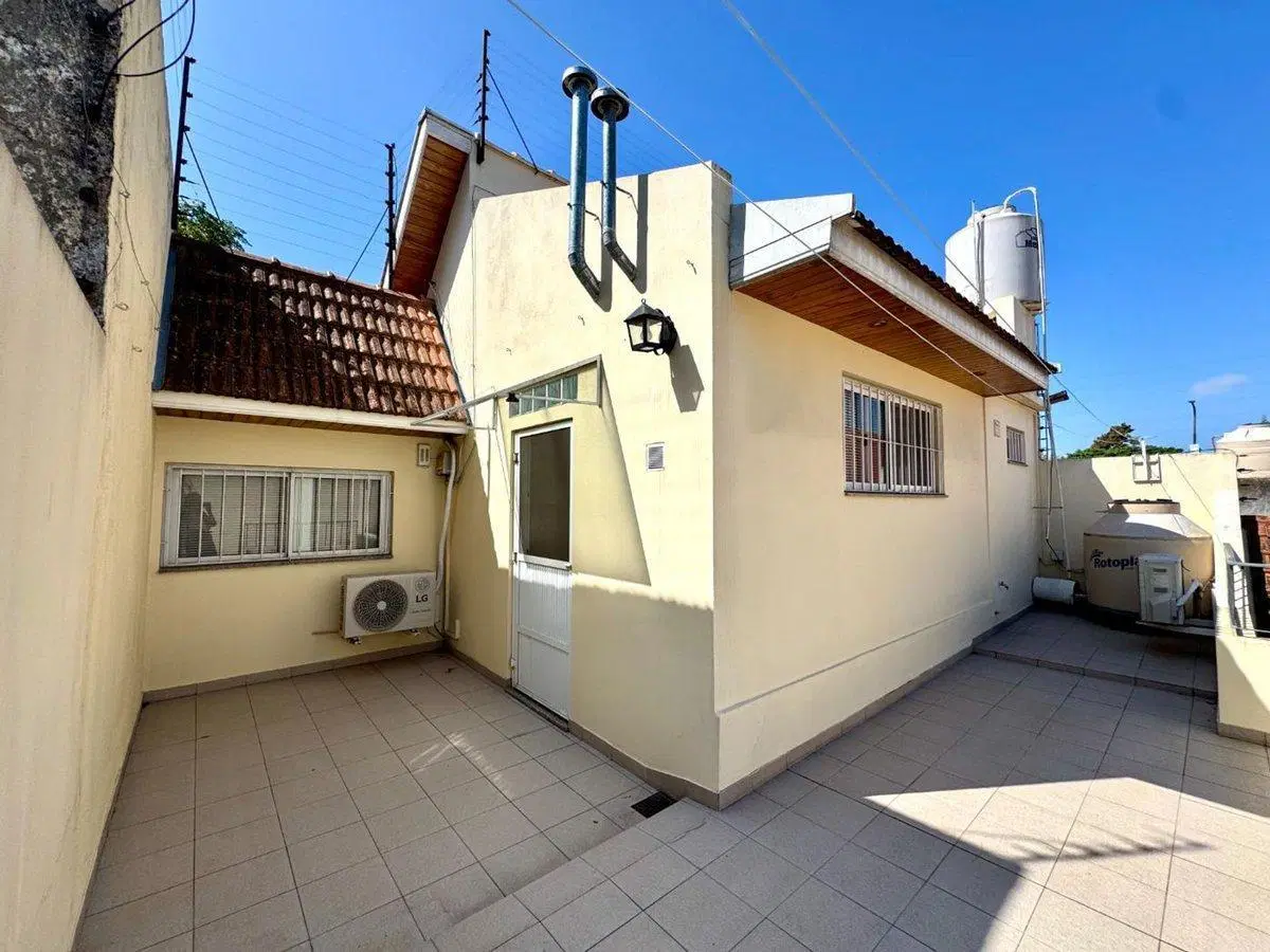 VENTA CASA 4 AMBIENTES , JARDIN Y GARAGE BERNAL 4