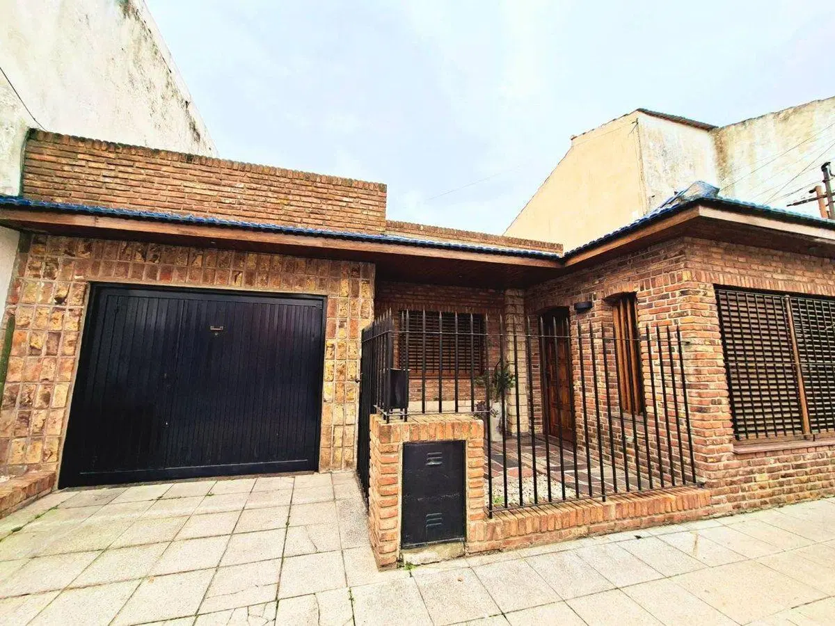 VENTA CASA 4 AMB CON COCHERA Y PARQUE, QUILMES O. 3