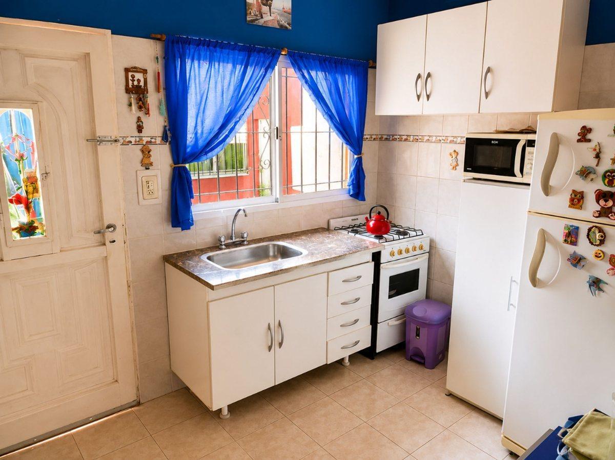 Foto de VENTA CASA DE 3 AMB. CON COCHERA BERAZATEGUI, imagen 2