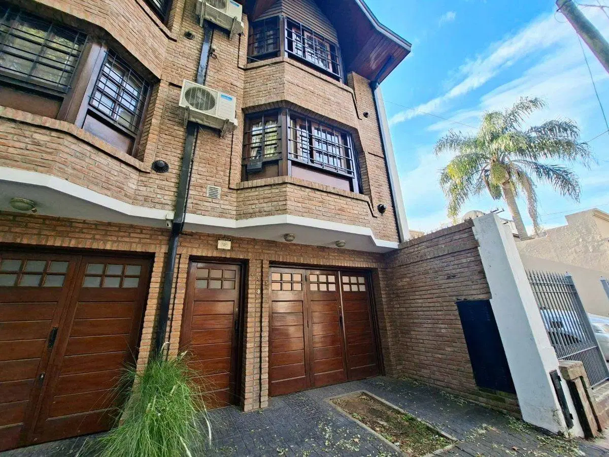 VENTA CASA TRIPLEX 4 AMB C/ COCHERA Y PATIO BERNAL 4