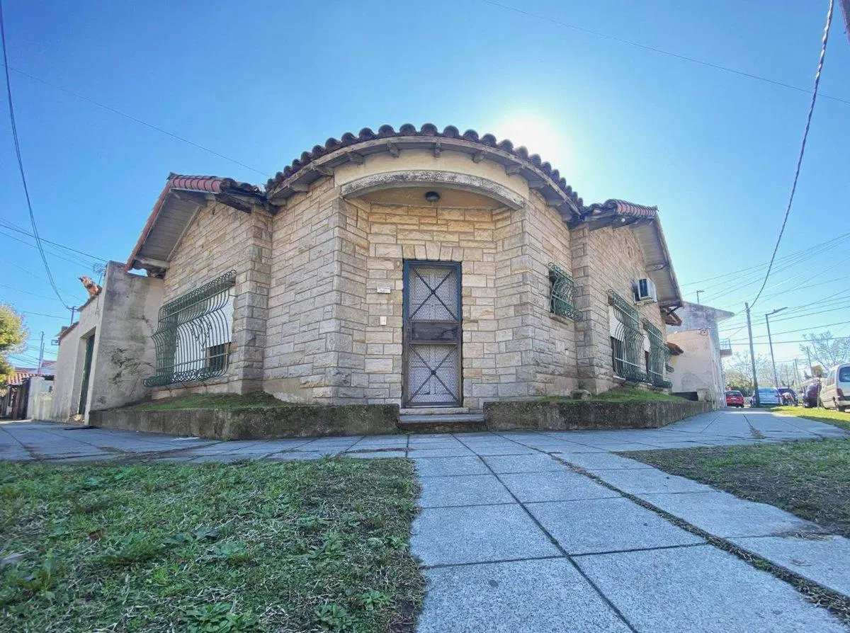 VENTA CASA 4 AMBIENTES C/COCHERA BERNAL OESTE 4