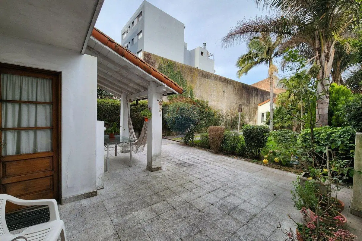 Venta Casa 6 ambientes c/ Parque en Bernal Centro 8