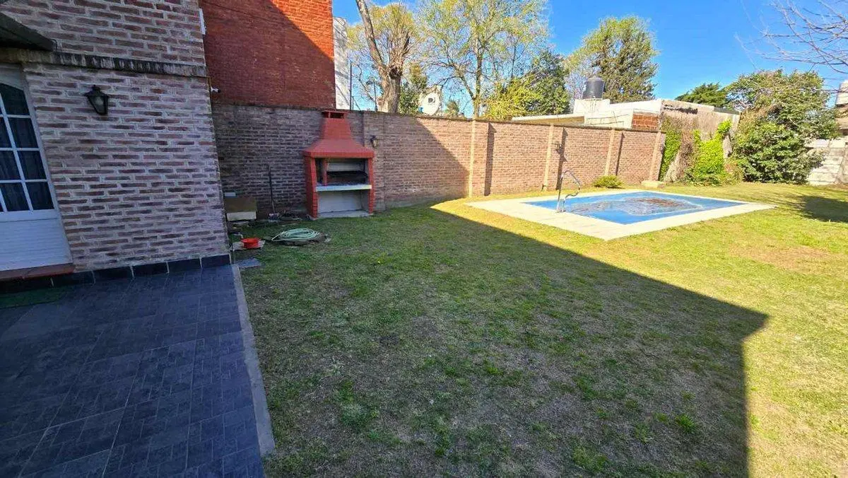 VENTA CASA 4 AMB CON COCHERA, JARDIN Y PILETA 8