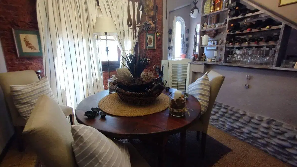 Venta casa 3 ambientes Y cochera B° Parque Bernal 2