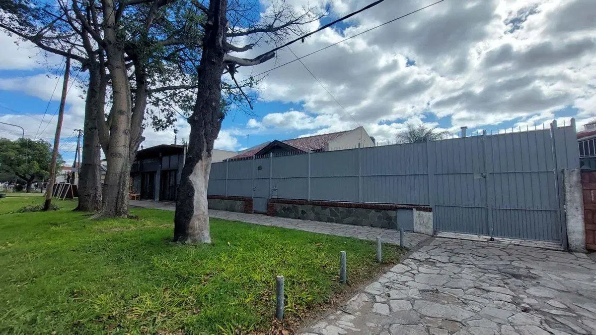 CASA TRES AMBIENTES VENTA QUILMES PARQUE 2