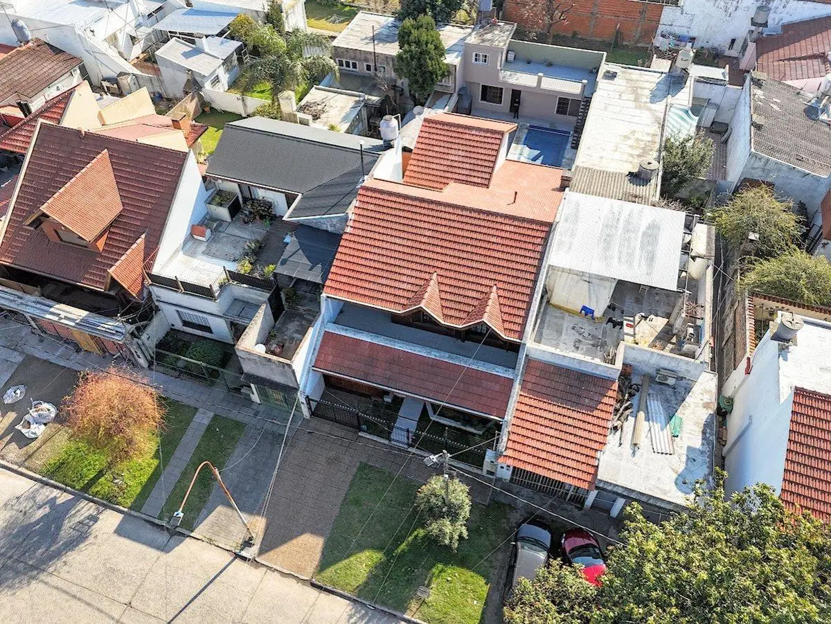 VENTA CASA 6 AMB. QUILMES QUINCHO PILETA GARAGE 5