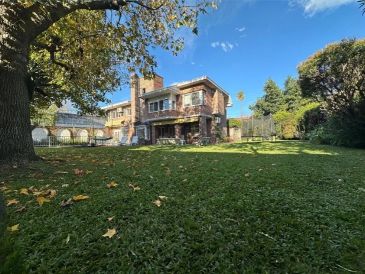 CASA 7 AMBIENTES, COCHERA Y PILETA EN QUILMES 3