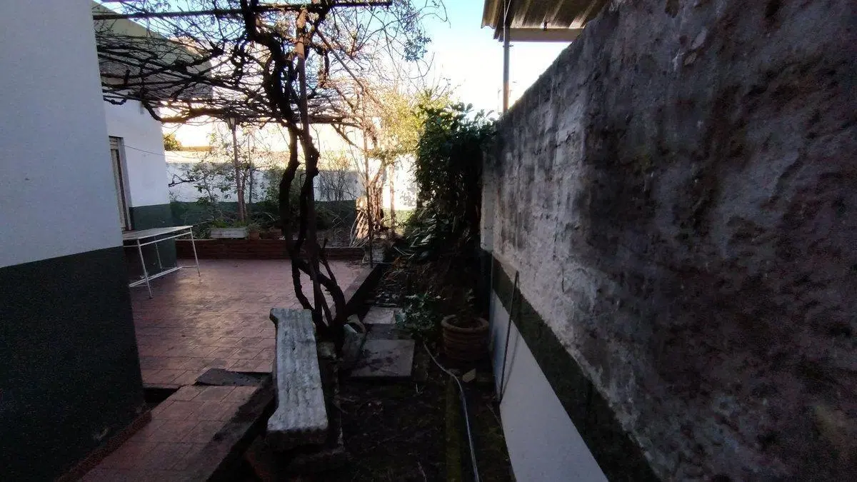 Venta casa 4 ambientes con cochera doble en Bernal 2