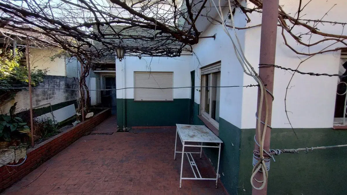 Venta casa 4 ambientes con cochera doble en Bernal 3