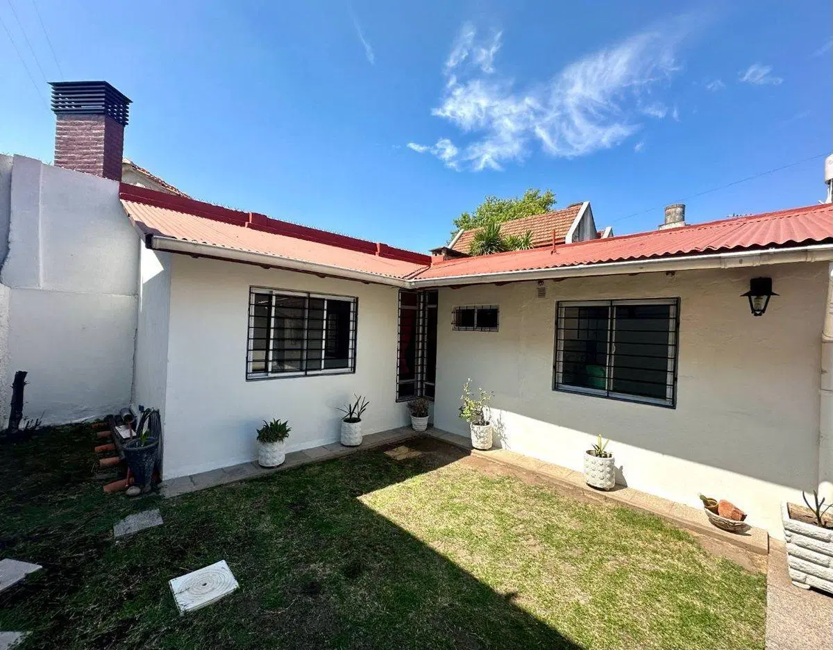 VENTA CASA 3 AMBIENTES CON JARDIN QUILMES 4