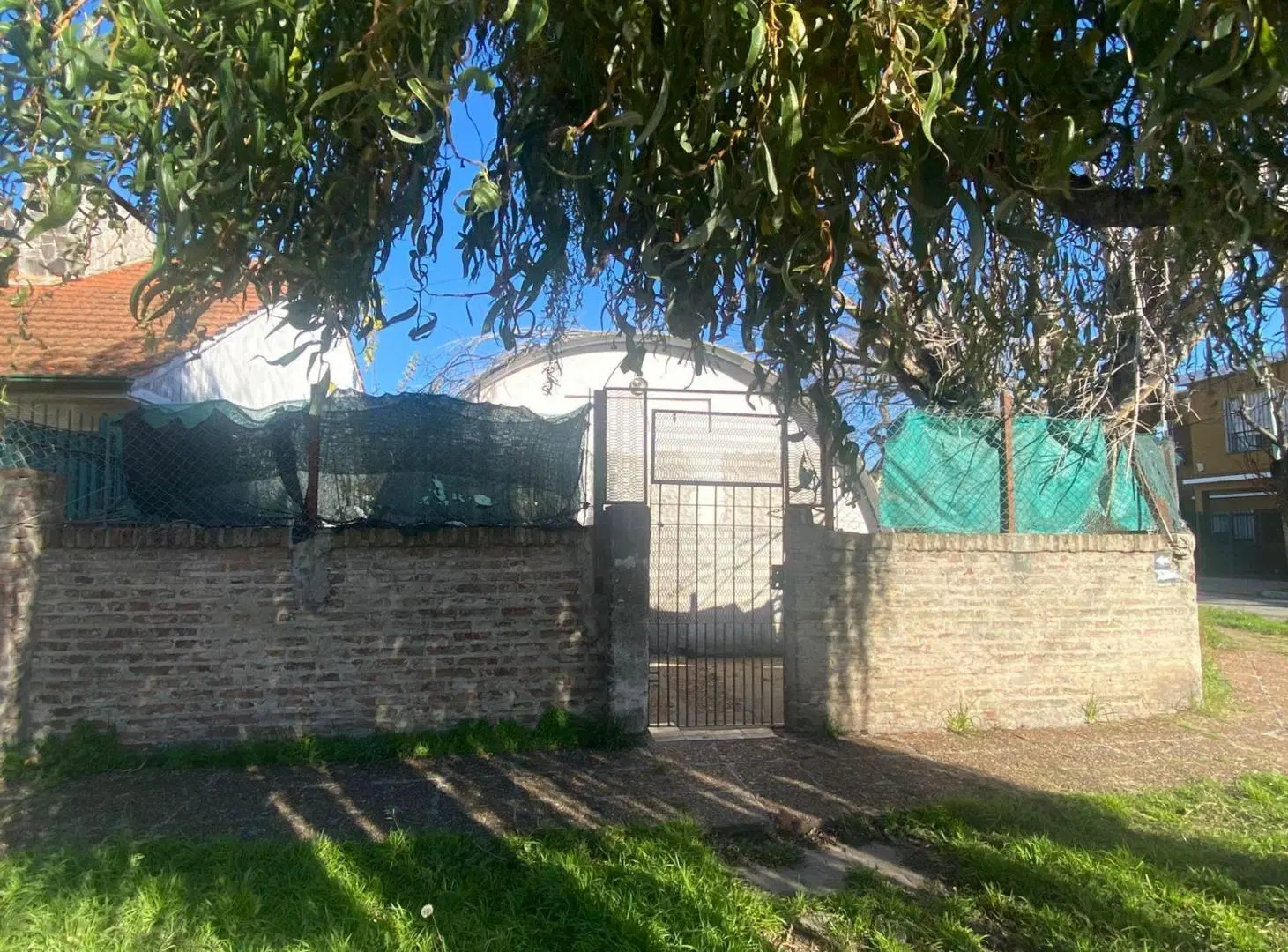 LOTE EN VENTA CON VIVIENDA A RECICLAR - QUILMES 3