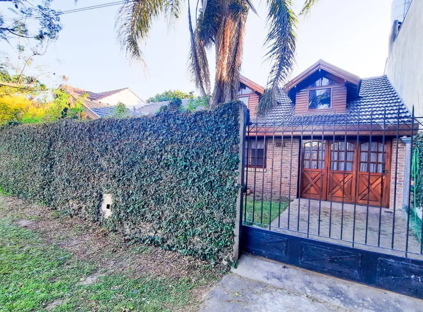 CASA EN VENTA 4 AMB COCHERA,JARDIN,PILETA QUILMES 4