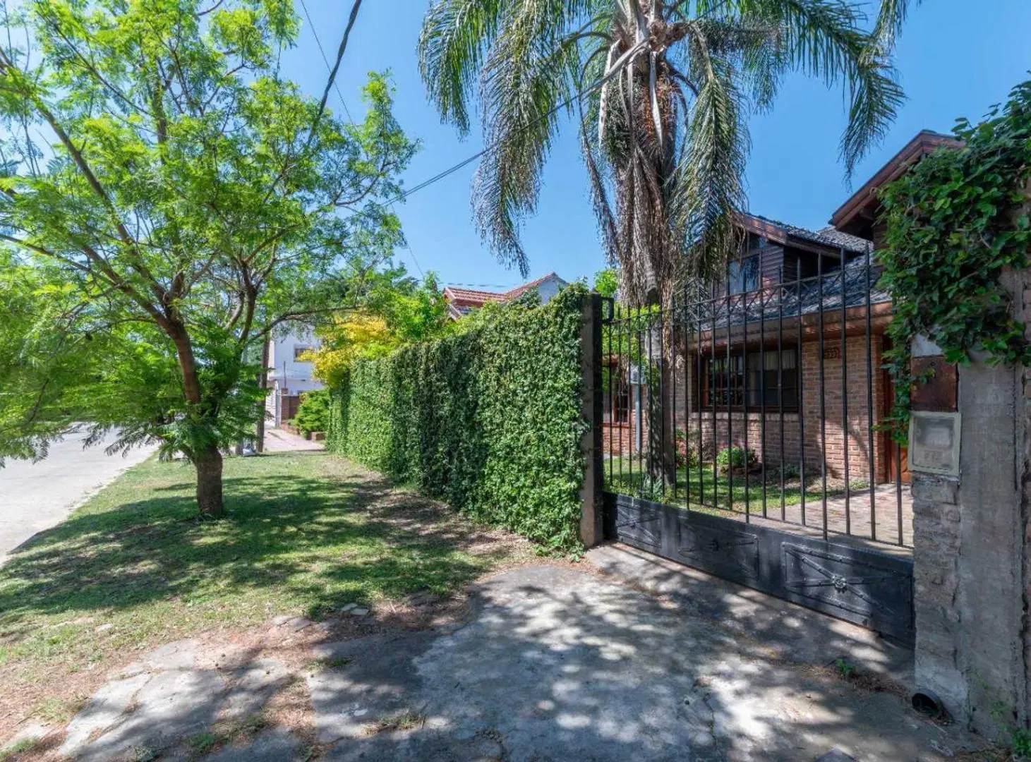 CASA EN VENTA 4 AMB COCHERA,JARDIN,PILETA QUILMES 5