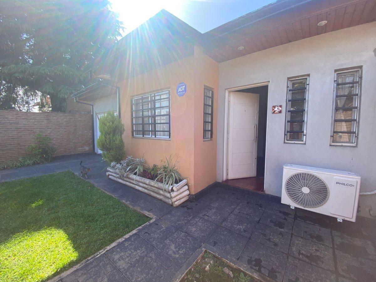 Foto de VENTA CASA 4 AMB. C/ PILETA Y PARQUE. QUILMES., imagen 2