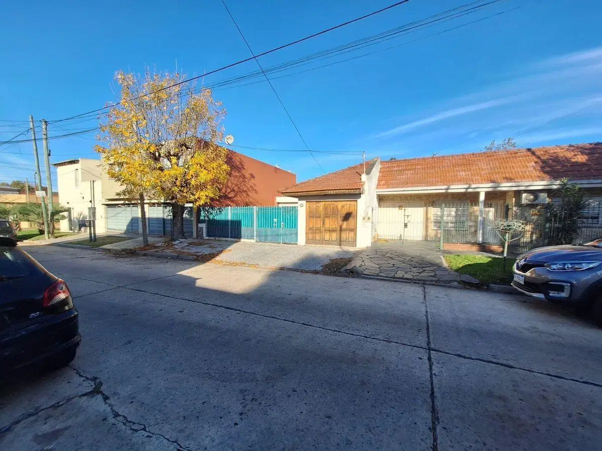 VENTA CASA 3 AMBIENTES QUILMES OESTE COCHERA 4