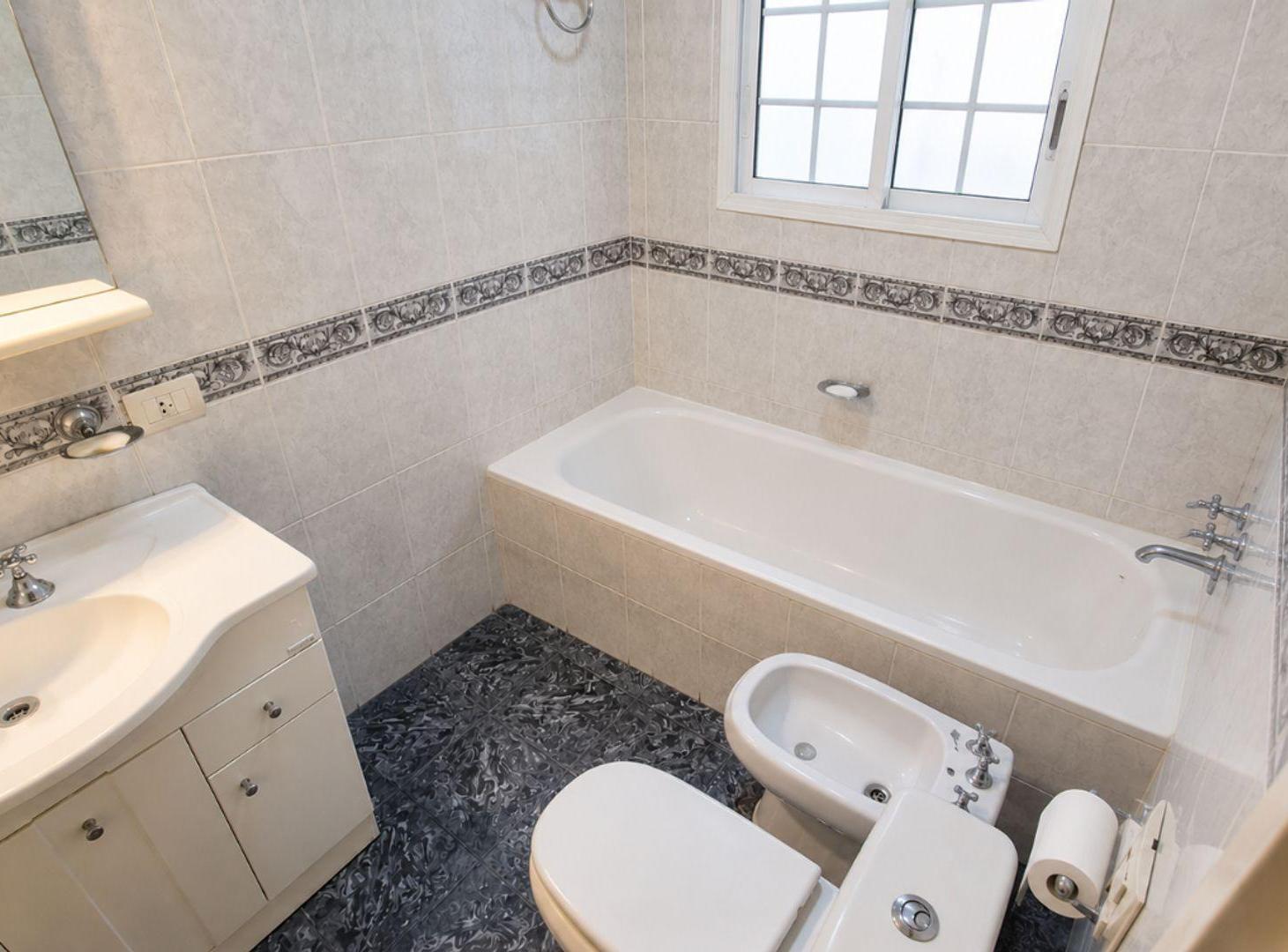 Foto de CASA 4 AMBIENTES CON GARAJE Y PATIO EN QUILMES, imagen 2