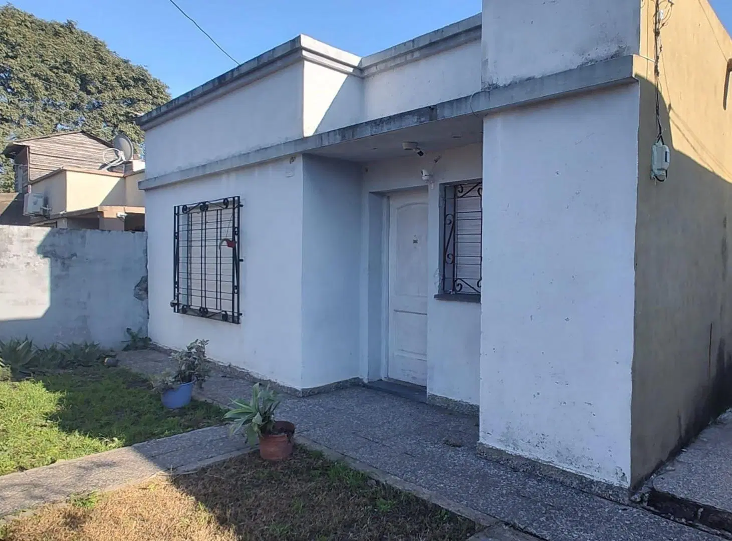 LOTE EN VENTA CON DOS VIVIENDAS A RECICLAR QUILMES 1