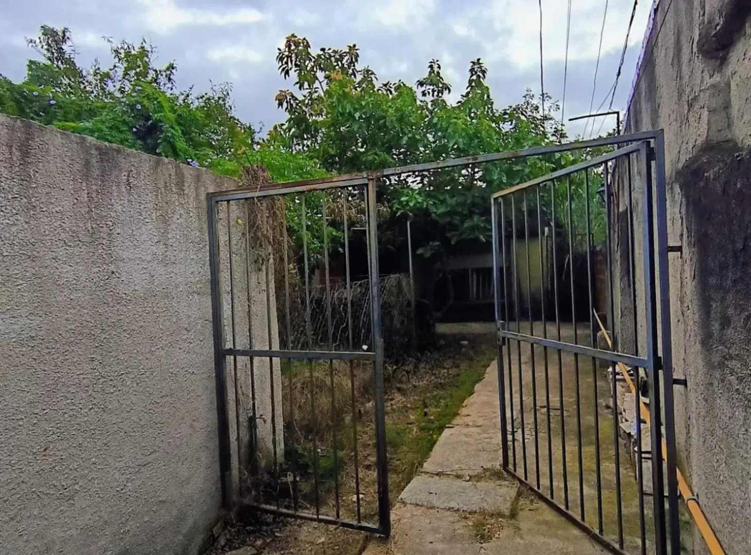 LOTE EN VENTA CON DOS VIVIENDAS A RECICLAR QUILMES 3
