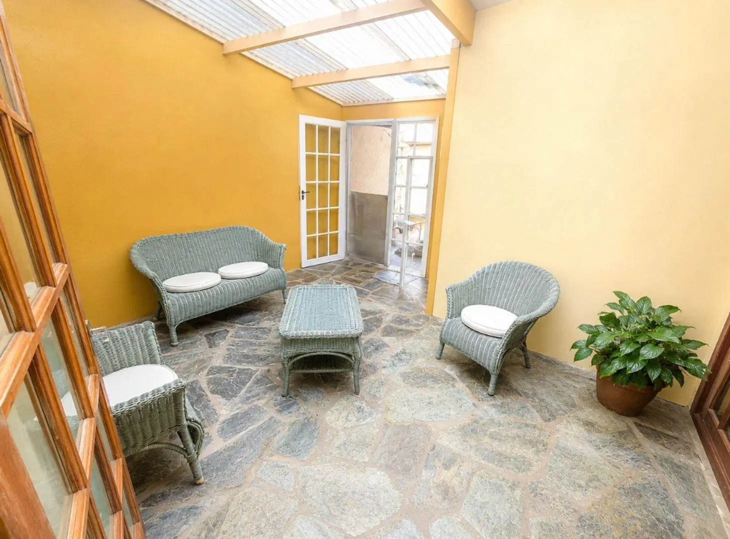 VENTA CASA 3 AMBIENTES CON COCHERA EN QUILMES 3